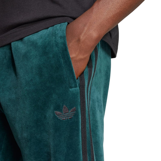 Retro Vibes: Adicolor Velour Pants